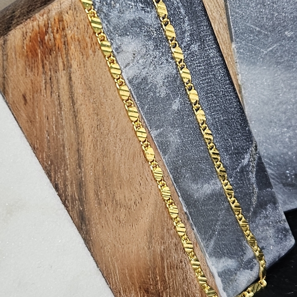 🔥14k Gold Embossed Tile Chain - Picture 4 of 10